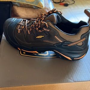 Never Worn men’s Keen Braddock Low